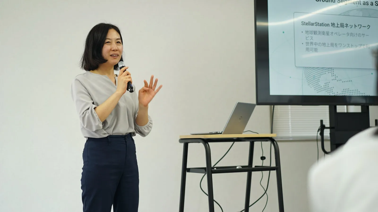 マイクを持って身振りを交えながら講演する倉原直美氏