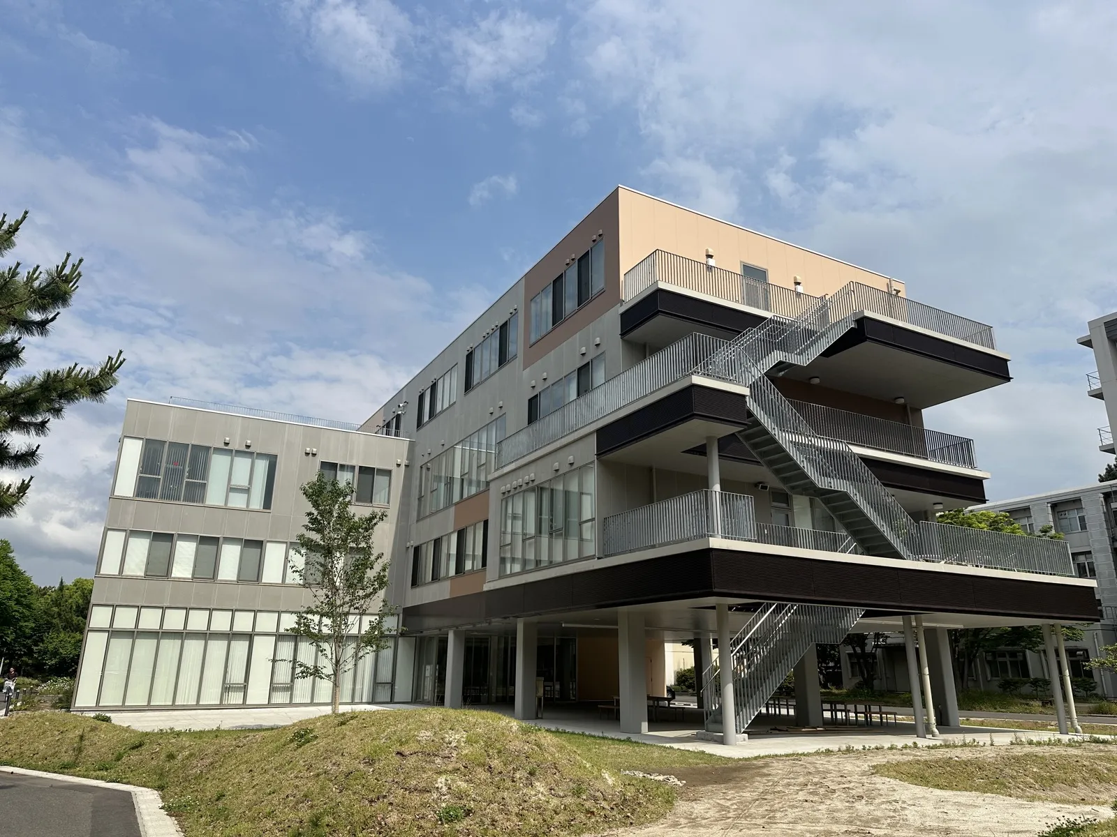九州工業大学 未来テラスの外観
