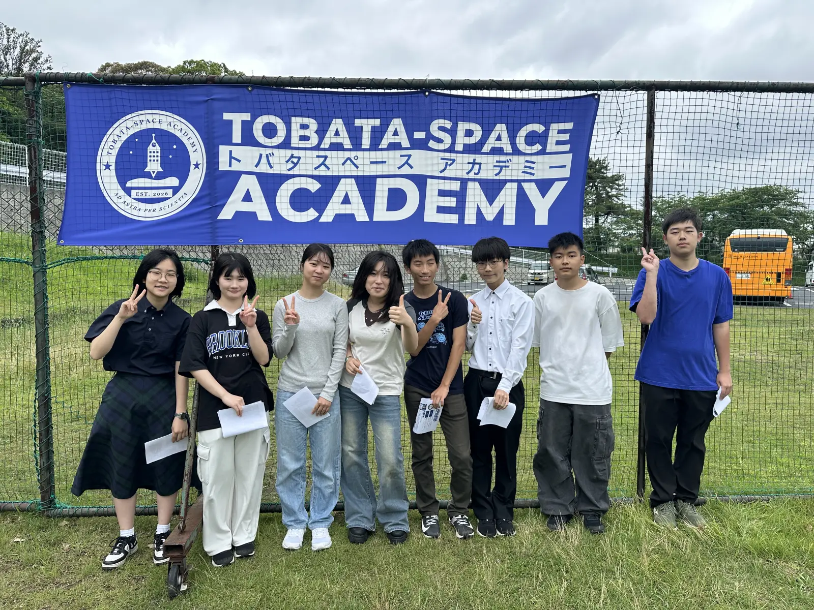 トバタスペース アカデミー横断幕の前に置かれた水ロケット