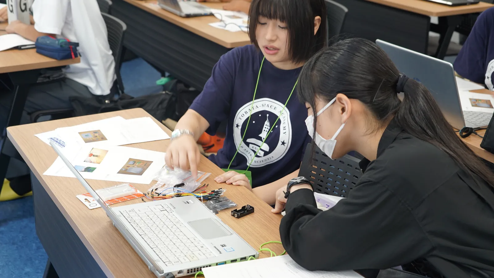 袋から取り出した電子部品を確認し合うアカデミー生