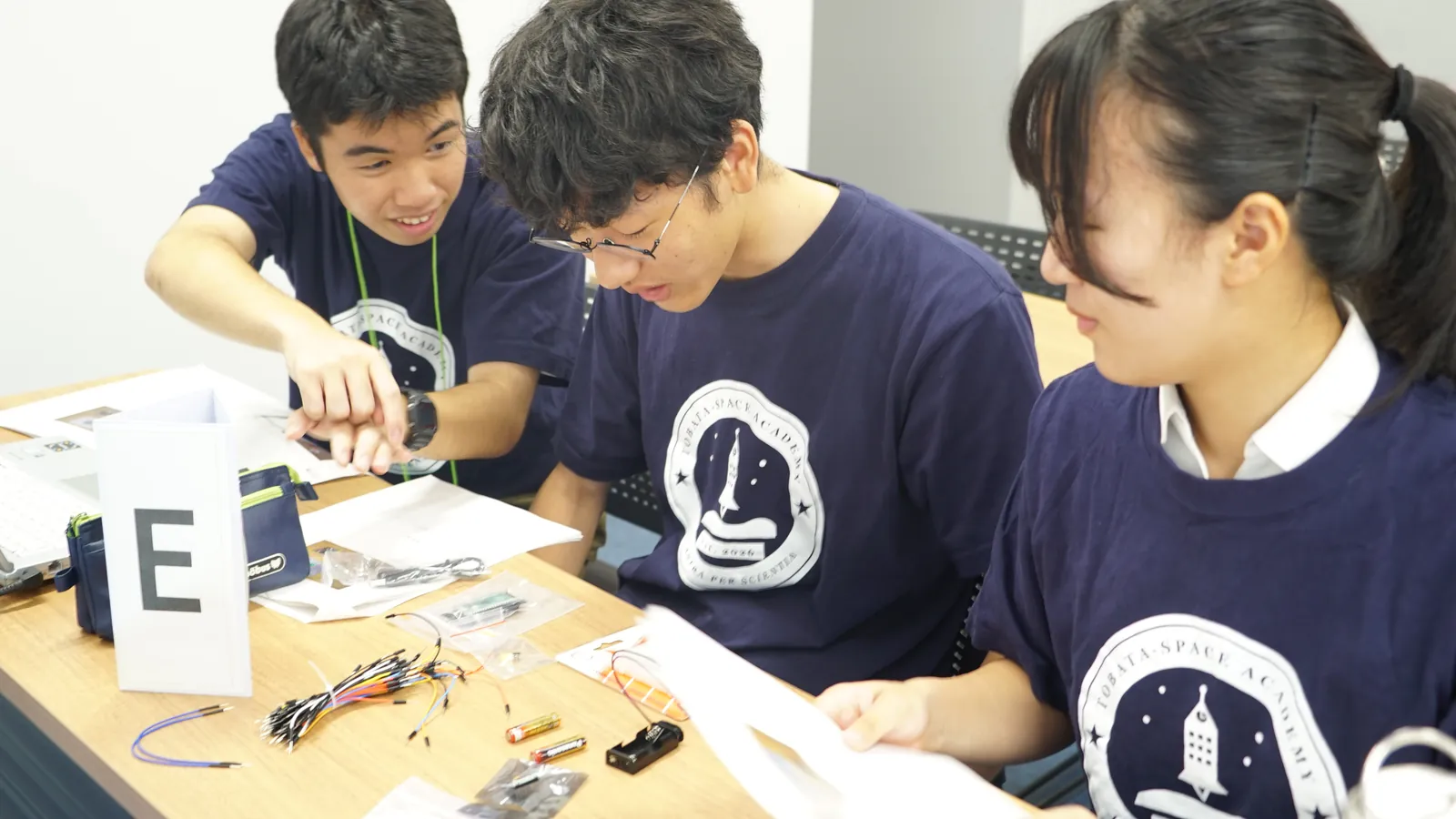 トバタスペース アカデミー第3回 缶サットの電子部品を広げて作業するアカデミー生