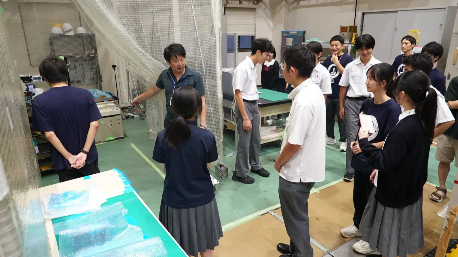 トバタスペース アカデミー第4回 超小型衛星試験センターの試験室で説明を聞くアカデミー生