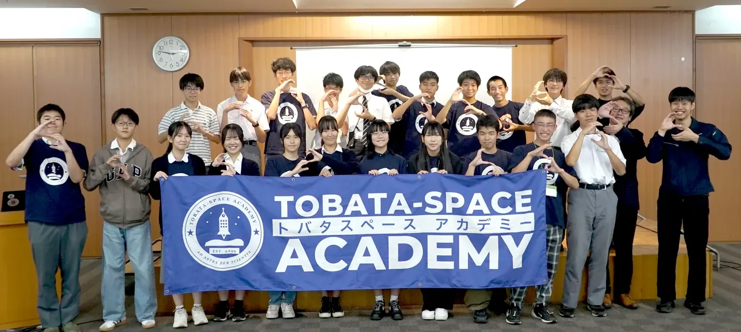 第5回 成果発表会 アカデミー生と審査員の集合写真