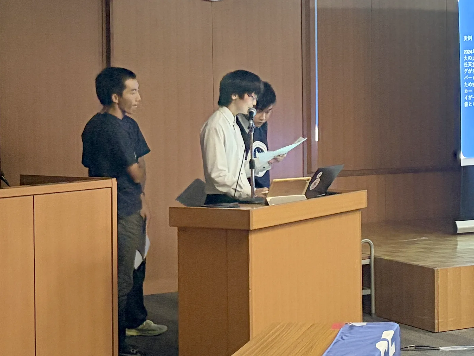 スライドを映しながら発表する別班（F班）