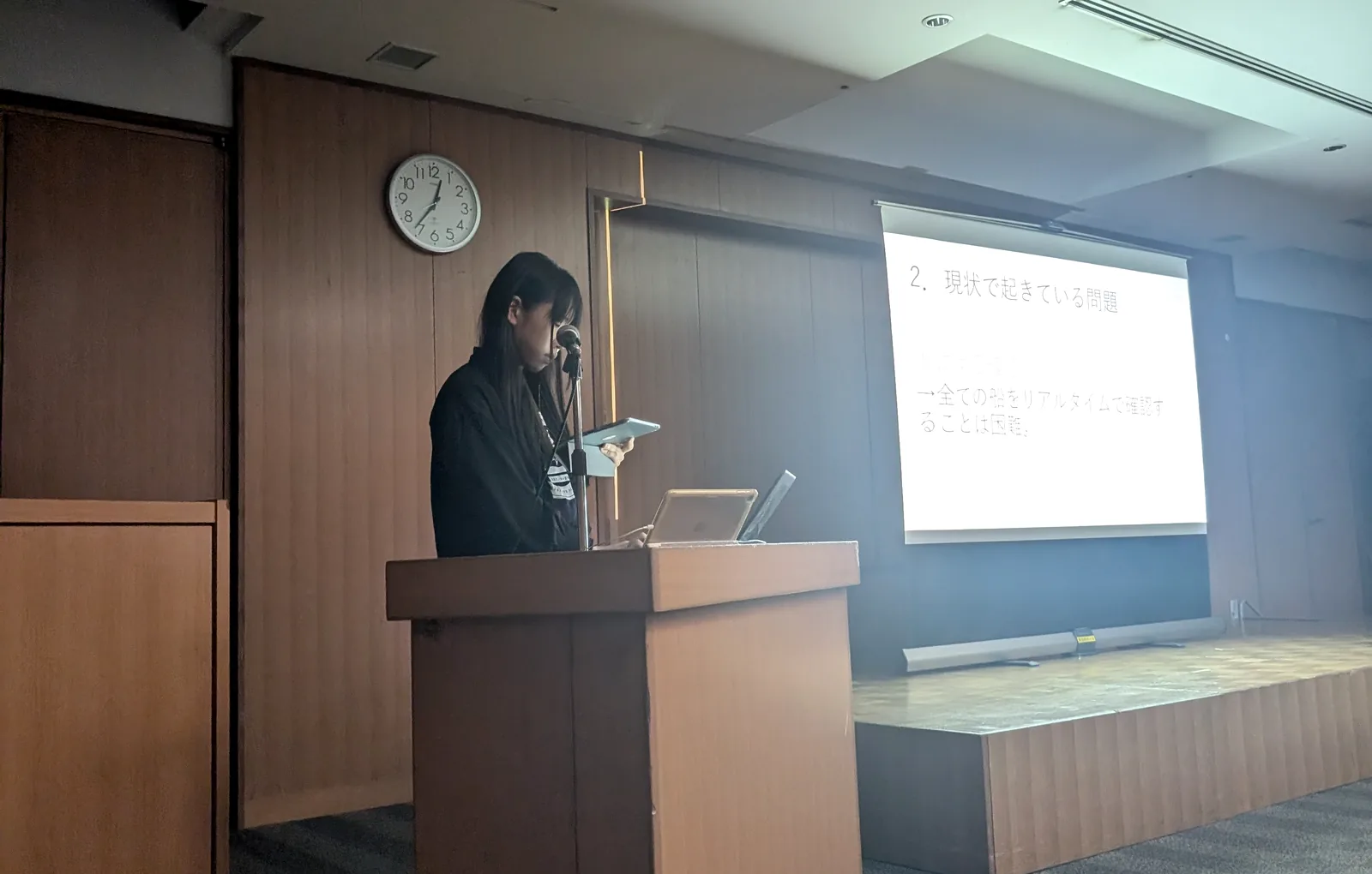 演台で発表する西南（B班）の発表者